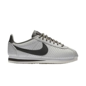 Baskets Wmns Nike Classic Cortez SE Métallique Argent Étain 902856 006