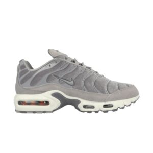 Baskets Wmns Nike Air Max Plus Lux Gunsmoke Blanc AH6788 001