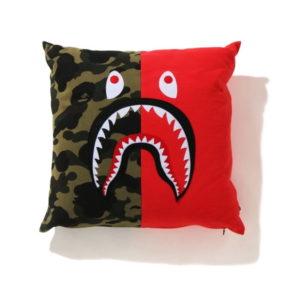BAPE 1st Camo Shark Coussin Carré Rouge Rouge 433937