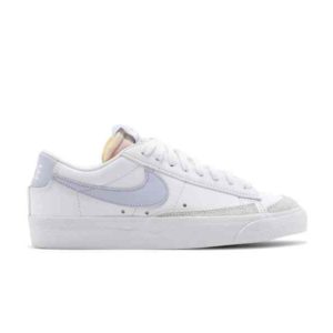 Baskets Wmns Nike Blazer Low '77 Blanc Fantôme DC4769 103