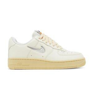 Baskets Wmns Nike Air Force 1 '07 LX Lait De Coco DO9456 100
