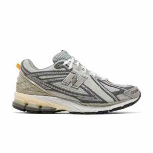Baskets INVINCIBLE x N.HOOLYWOOD x New Balance 1906R Grey Swan Blanc M1906RNI