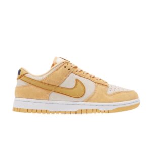 Baskets Wmns Nike Dunk Low LX Or Suède Or Céleste/Or Blé/Voile/Suède Or/Midnight Navy/Blanc DV7411 200
