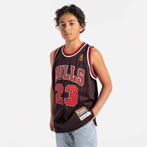 Maillot de basket-ball 1996-97 Chicago Bulls Michael Jordan #23 Maillot authentique à fines rayures pour jeunes Noir avec rayures rouges 696705