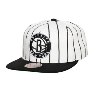 Mitchell & Ness Retro Pinstripe Snapback Brooklyn Nets Chapeau Blanc avec rayures noires 737149