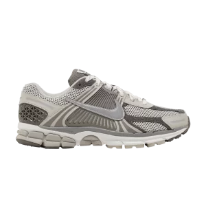 Nike Air Zoom Vomero 5 'Light Iron Ore' Minerai de fer clair/Argent métallisé/Poussière de photons/Étain plat/Blanc sommet FD0791 012