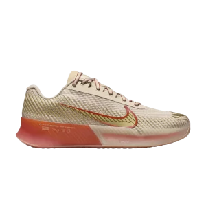 Baskets Wmns NikeCourt Air Zoom Vapor 11 Premium 'J'aime Paris Collection' Sand Drift/Rust Factor/Bubble Gum Medium Brown/Metallic Gold FQ3165 103