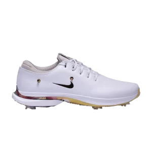 Nike Eastside Golf x Air Zoom Victory Tour 3 NRG « Le jeu de tout le monde ». Be Authentic' Blanc/Or métallique/Gris froid/Platine pur FJ2241 101