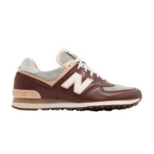 Baskets New Balance The Apartment x 576 Made in England 'Bitter Chocolate' Chocolat noir/Gris puritain/Manteau en peau de mouton OU576AMT