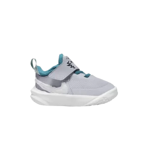 Nike Team Hustle D10 Lil TD 'Pawprints' Gris Loup/Épicéa Brillant/Émail DQ8374 001